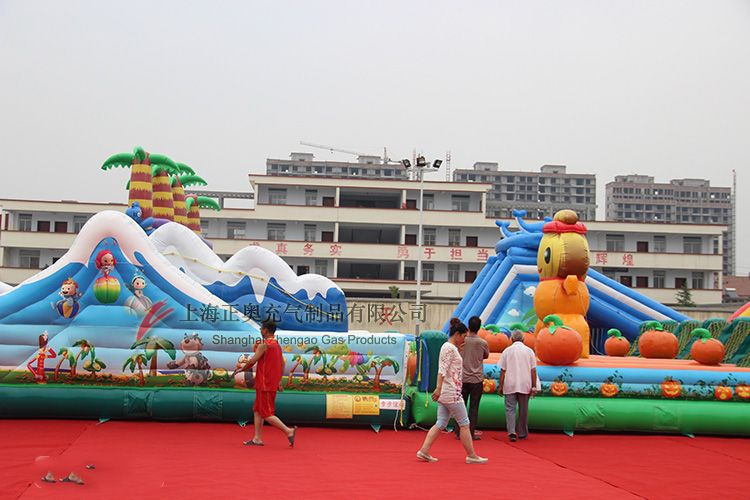移動水上樂園